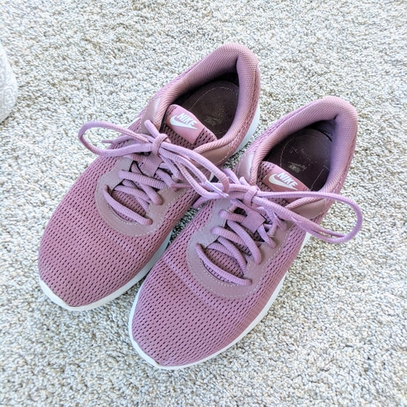 mauve nike tanjun